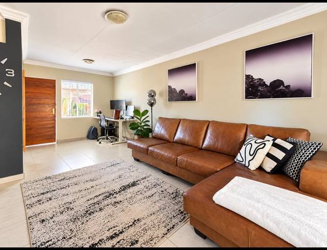 2 BEDROOM PROPERTY TO RENT IN DIE HOEWES